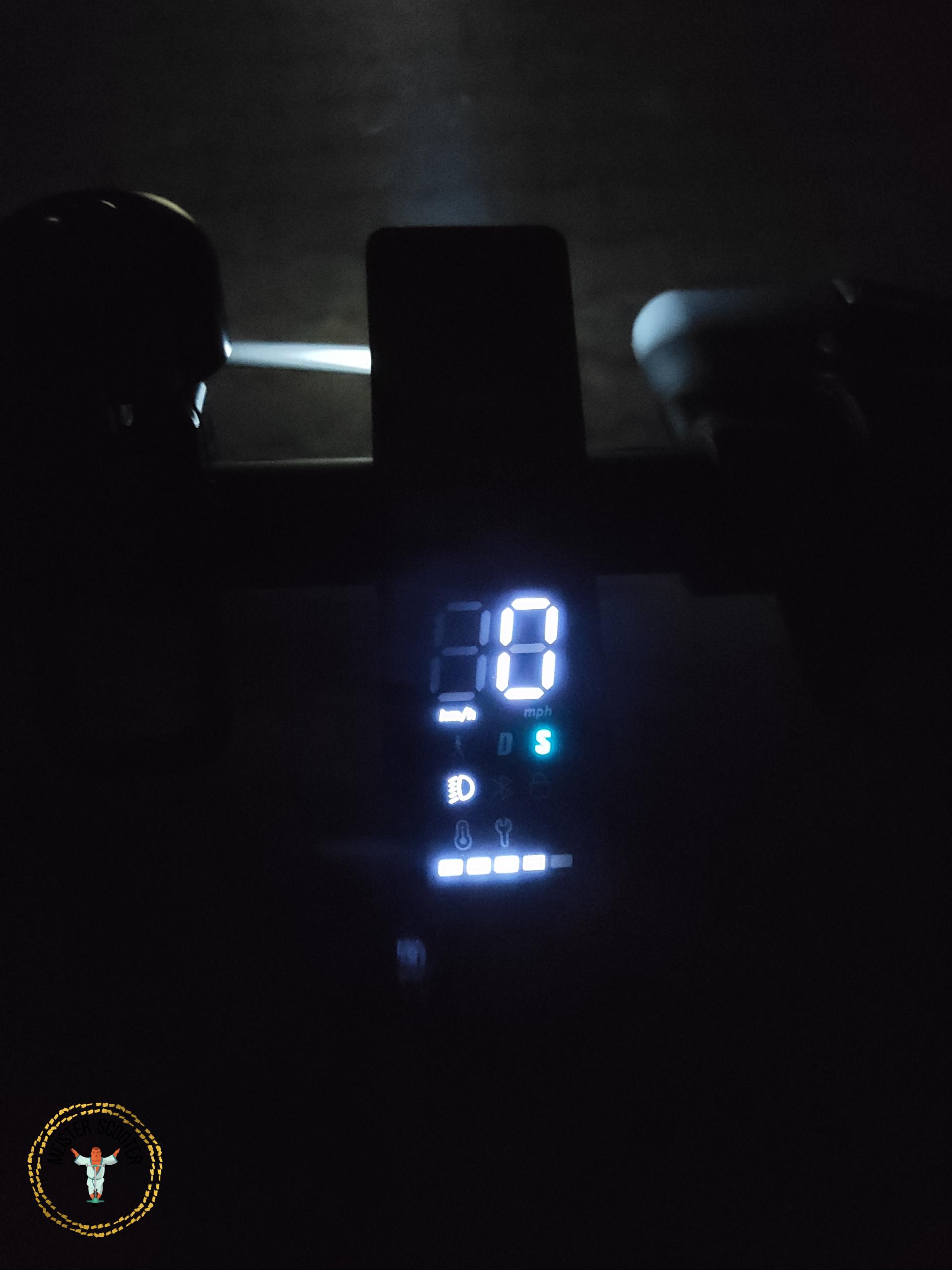 Xiaomi E-Scooter Display bei Nacht